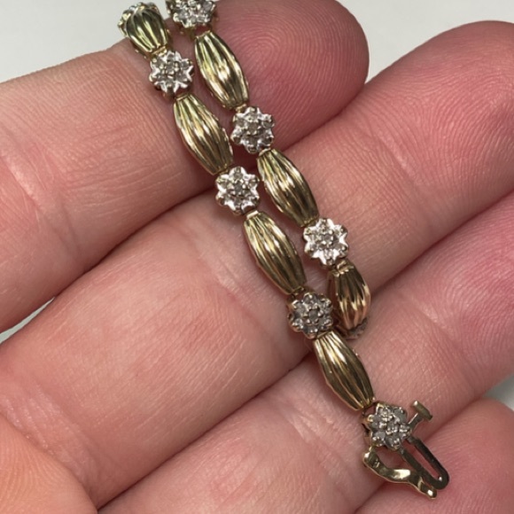 10k yellow gold and melee diamond tennis bracelet. - Picture 4 of 4
